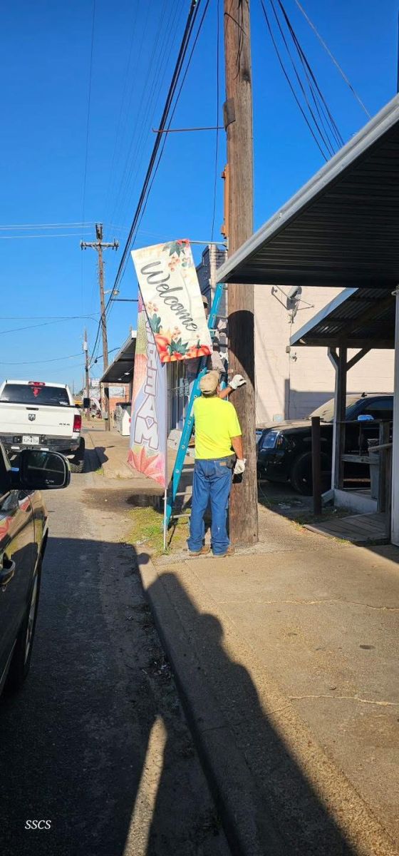 Image 1 City Workers putting out Welcome Signs